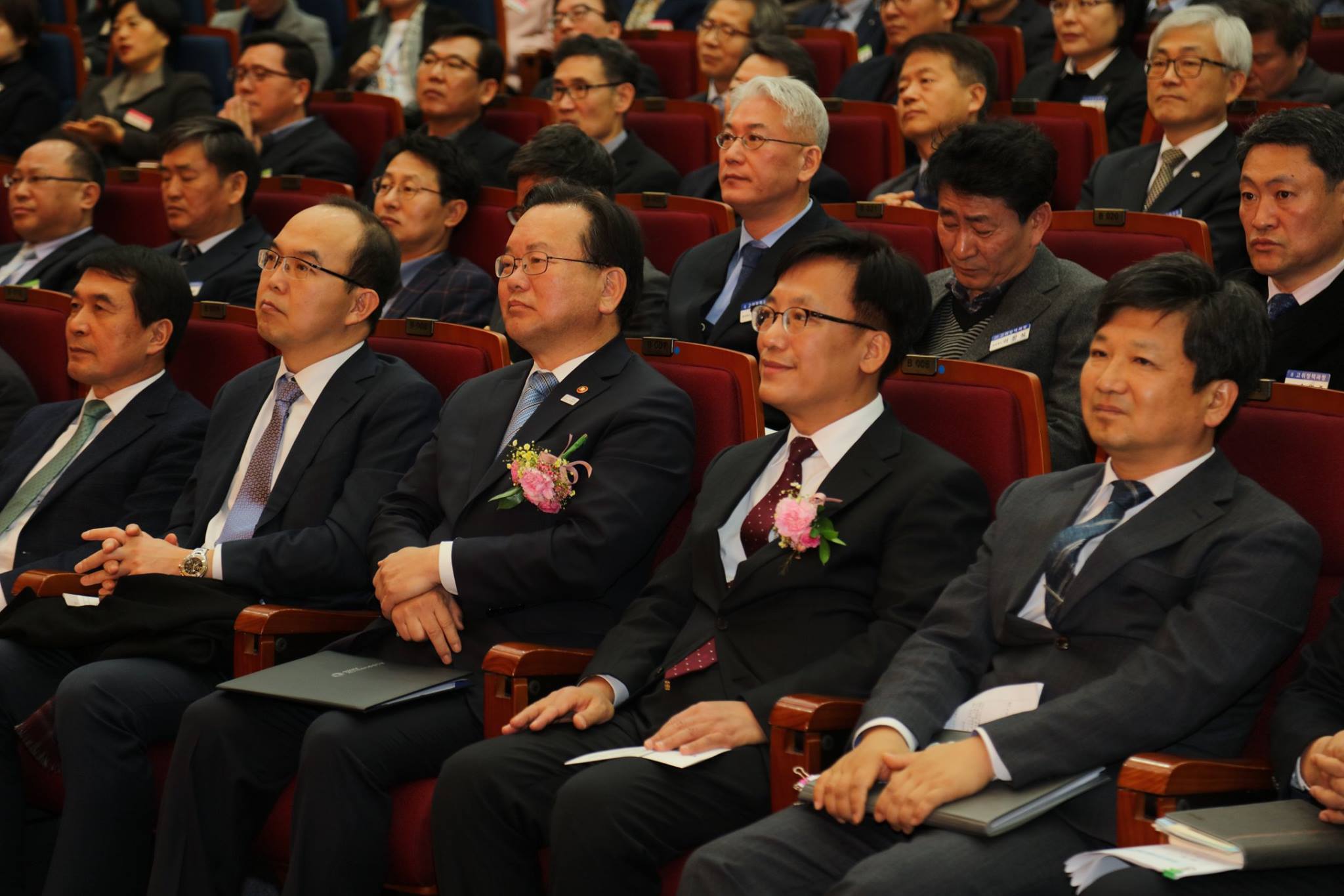 387 Korean officials begin long-term programs at LOGODI